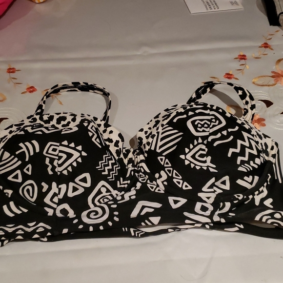 Black and White abstract wire bikini top F21+ - Picture 2 of 3